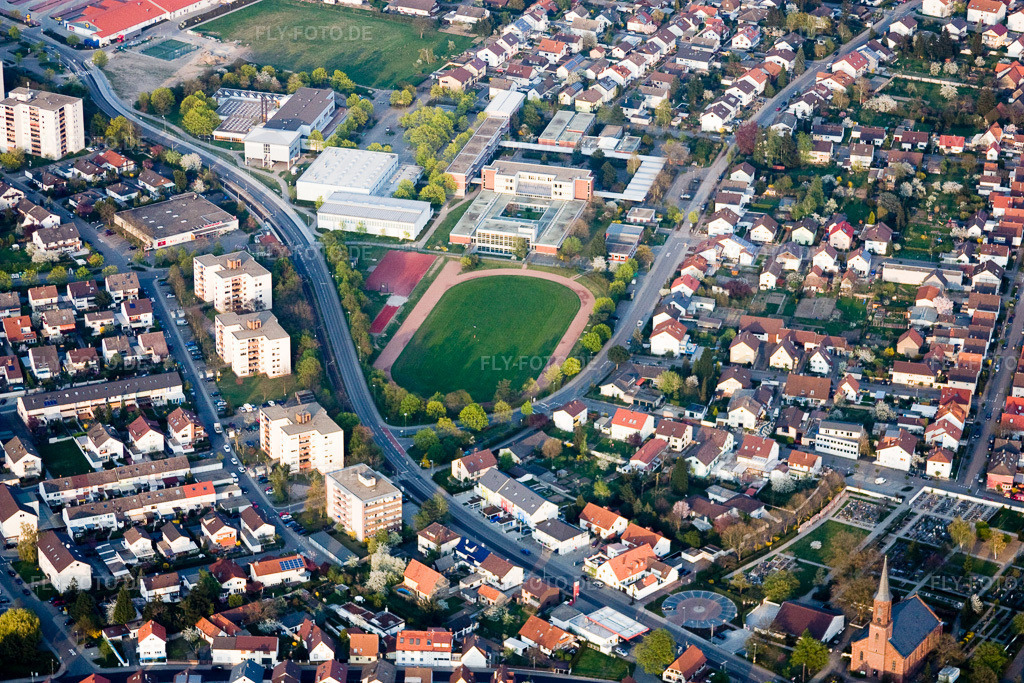 Luftbild: Sportplätze am Schulzentrum im Ortsteil Linkenheim in Linkenheim-Hochstetten im Bundesland Baden-Württemberg in Deutschland. Foto: IMG_17574.jpg vom 10.04.2009 durch Werner Riehm/FLY-FOTO.de
