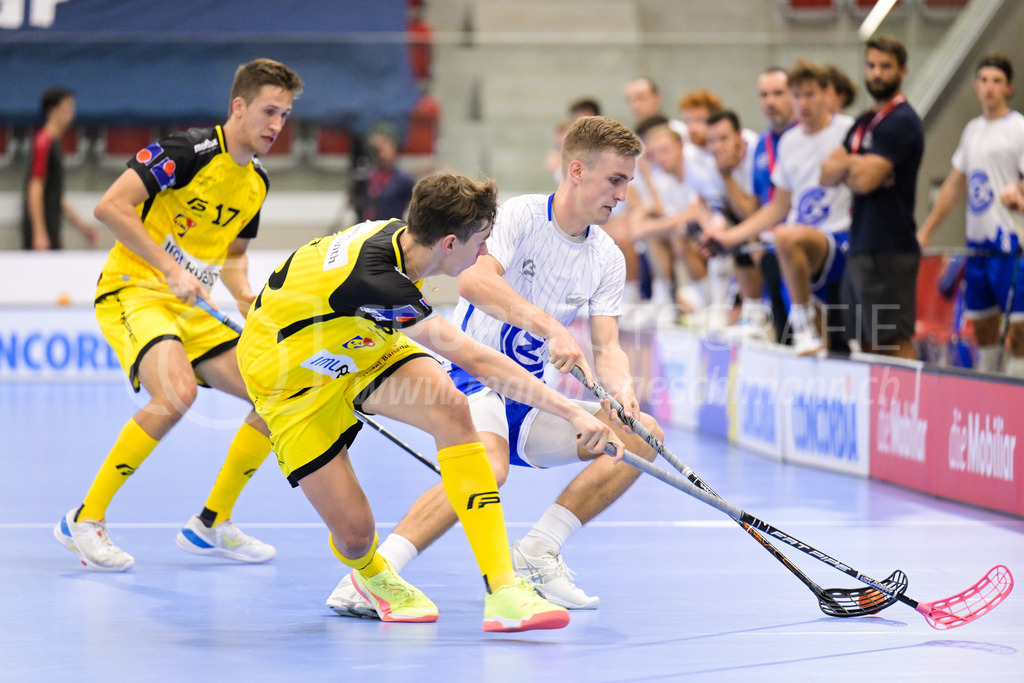 GC Unihockey vs HC Rychenberg - 27. August 2022 | GC Unihockey vs HC Rychenberg
AXA Arena, Winterthur
Moritz Mock (#8 GC Unihockey) und Severin Ott (#12 HC Rychenberg).
Bild: Sportfotografie Markus Aeschimann | www.markus-aeschimann.ch - Realisiert mit Pictrs.com