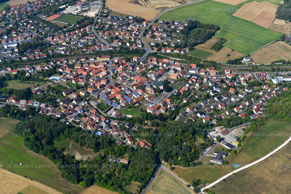 3650533 | KIRCHHEIM 13.09.2016 Ortsansicht am Rande von landwirtschaftlichen Feldern und Nutzflächen  in Kirchheim im Bundesland Bayern, Deutschland // Village view on the edge of agricultural fields and land  in Kirchheim in the state Bavaria, Germany Foto: Gerhard Launer