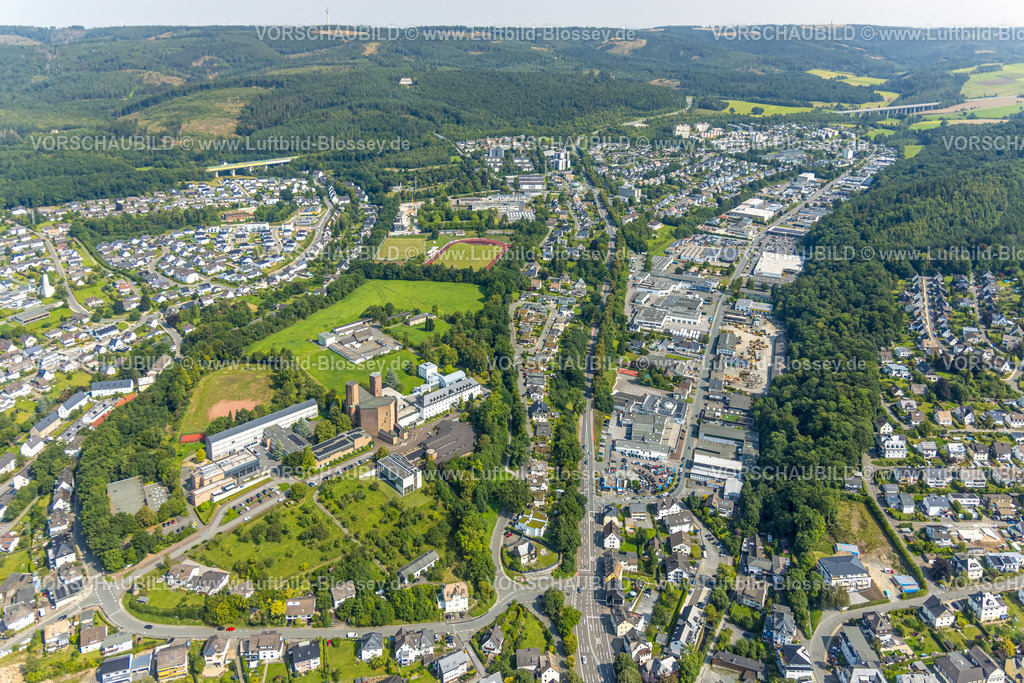 Meschede250807348 | Luftbild, Kloster Abtei Königsmünster, Dünnefeld Stadion mit Berufskolleg, Gewerbegebiet Jahnstraße Im Schwarzen Bruch mit Fachhochschule Südwestfalen, Wohngebiet Am Ziegeleiteich, Meschede-Stadt, Meschede, Sauerland, Nordrhein-Westfalen, Deutschland