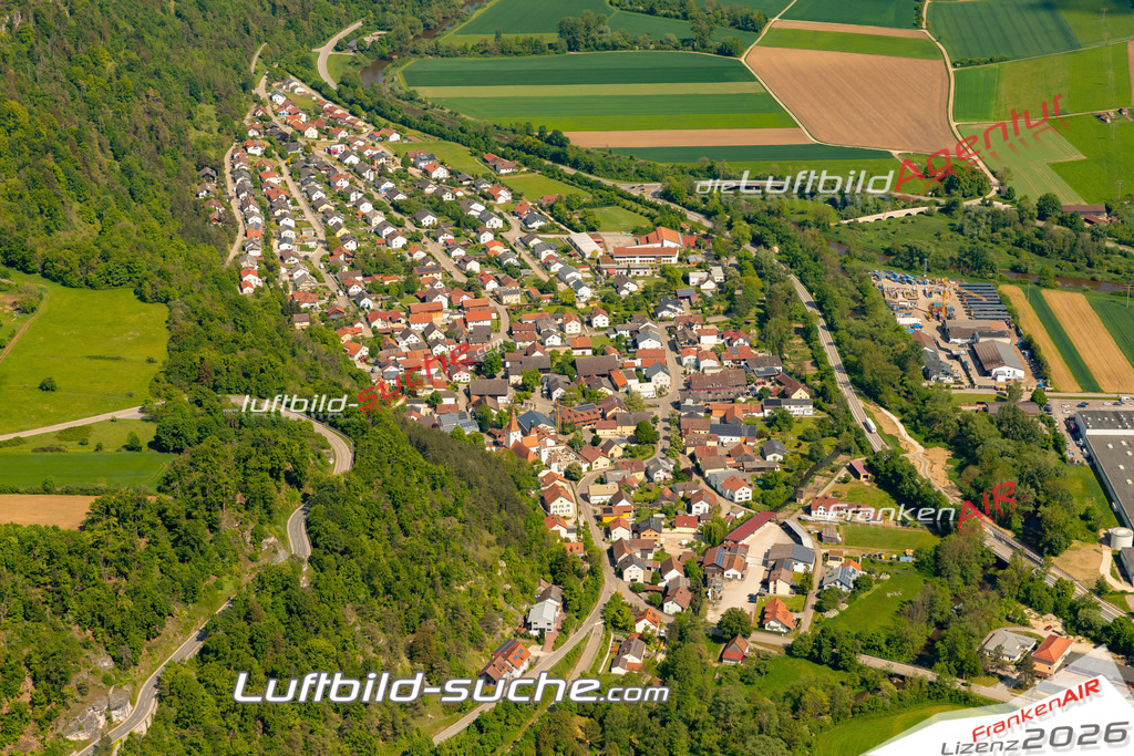 Das Luftbild zeigt :  Kinding - Die Luftaufnahme wurde 2024 vom UL-Flugzeug aus erstellt ( keine Drohne ) - Hochauflösende Luftaufnahme - Für grossformatige Ausdrucke geeignet. Die Geschenkidee !Mit Lizenz und Bildrechte bestellbar