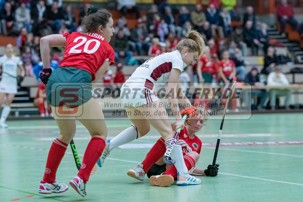 HK_20230122_103076 | 1. Bundesliga ( Halle ) Damen Crefelder HTC - Rot-Weiss Köln am 22.1.2023 Crefelder HTC  ( CHTC ) Halle Glockenspitz , Krefeld , Camille Nobis ( Rot-Weiss Köln #17 ) , Krings Lynn ( Crefelder HTC #19 )