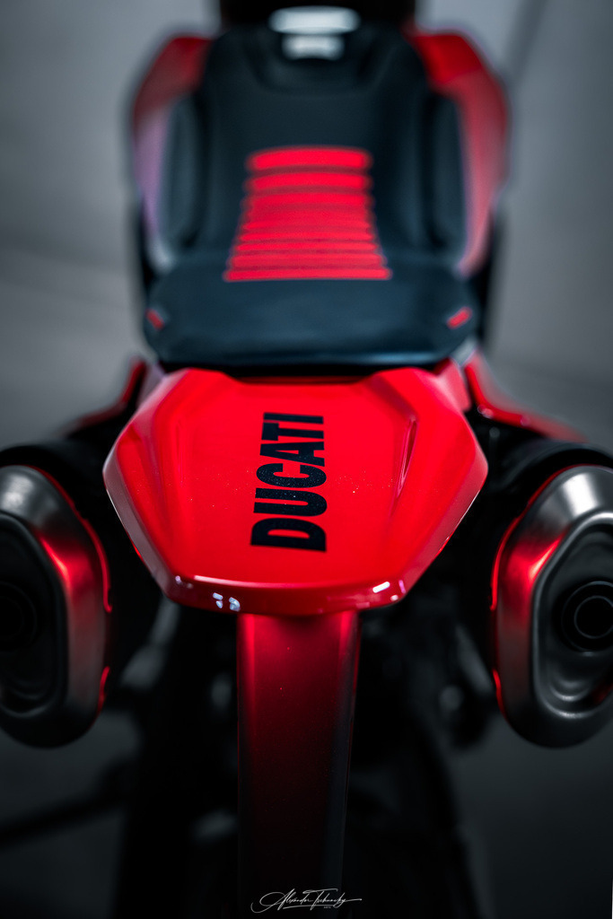 Hypermotard 698 Mono | Entdecken Sie die faszinierende Welt von Alexander Tschuncky Arts: Kreative Fotografie, atemberaubende Automobilkunst und hochwertiger Bilderdruck. Lassen Sie sich inspirieren! - Realisiert mit Pictrs.com