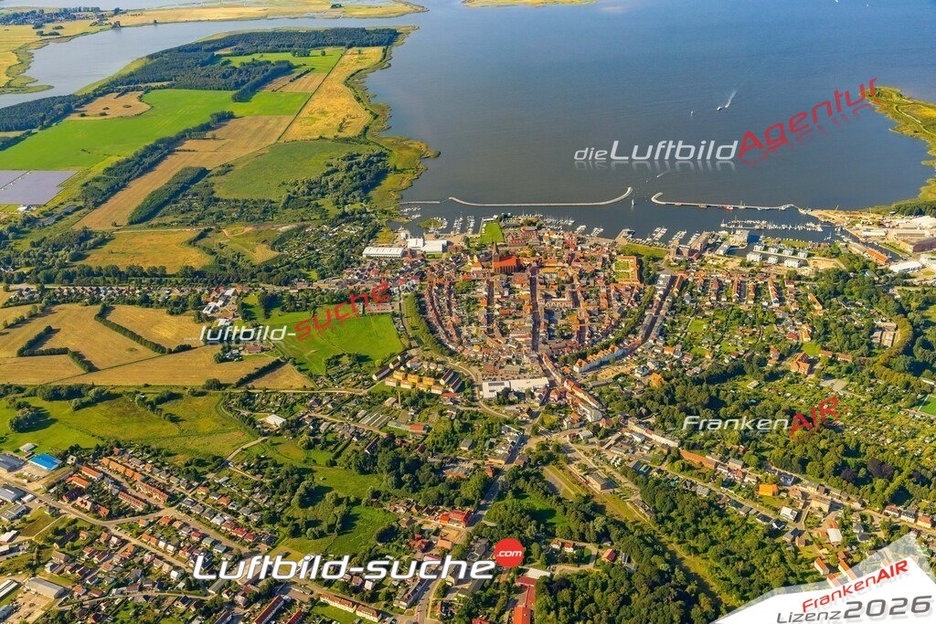 Neue Luftbildaufnahme der Stadt Barth - Das Luftbild wurde 2025 vom UL-Flugzeug heraus erstellt ( keine Drohnenaufnahme ) - Hochauflösende Luftaufnahme - für Wandbilder und großformatige Ausdrucke geeignet. Das besondere Geschenk!Hier alle&nbsp;Infos zur Lizenzierung der LuftaufnahmeWir fliegen auch dieses Jahr wieder in Ihre Region um Luftbilder zu erstellen.- Luftbild anfragen