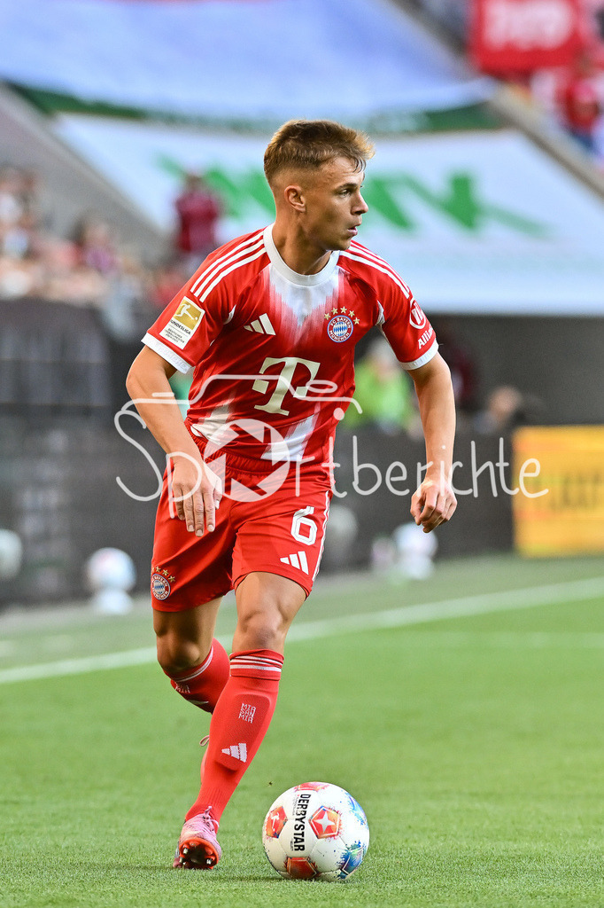 FC Augsburg - FC Bayern München | am Ball Joshua KIMMICH (FC Bayern Muenchen 6) / Einzelfoto / Freisteller / Bundesliga: FC Augsburg - FC Bayern München; WWK-Arena am 30.08.2025 / DFL REGULATIONS PROHIBIT ANY USE OF PHOTOGRAPHS AS IMAGE SEQUENCES AND/OR QUASI-VIDEO