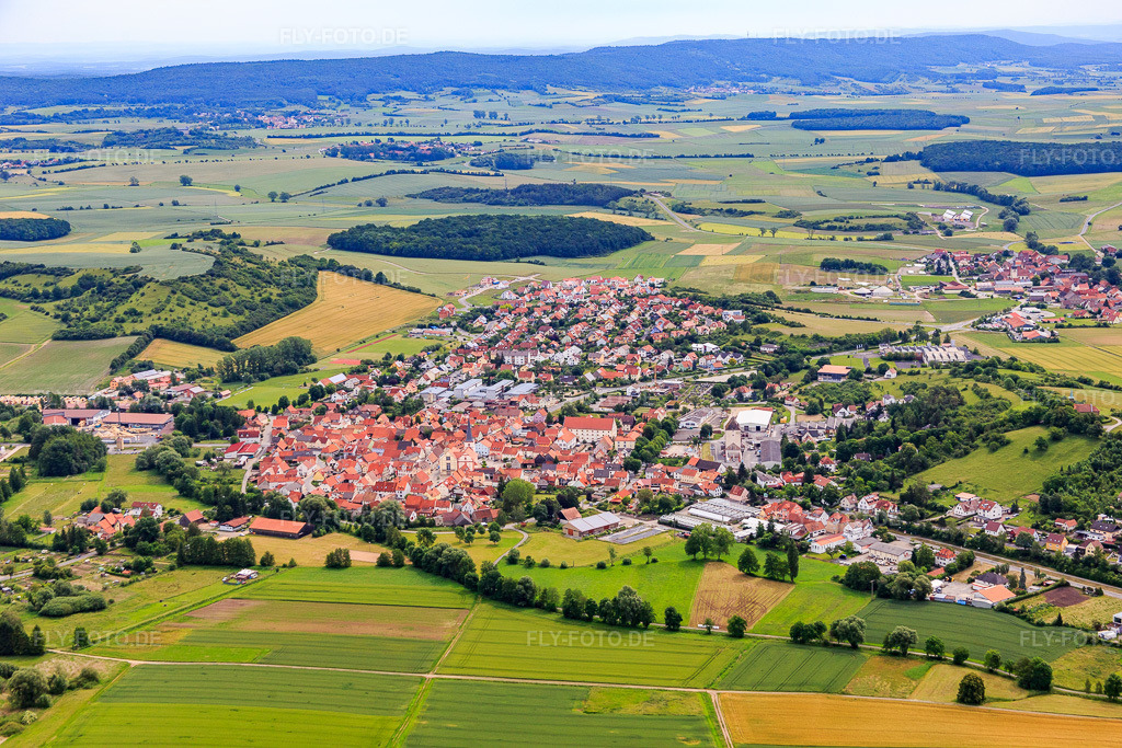 Luftbild: Stadtansicht aus Westen in Stadtlauringen im Bundesland Bayern in Deutschland. Foto: IMG_089863.jpg vom 11.06.2016 durch Werner Riehm/FLY-FOTO.de