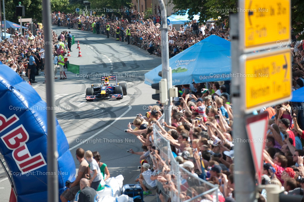 _DSC7298 | Sebastian Vettel beim spektakulären „Home Run“ in Heppenheim: Der Formel-1-Weltmeister fährt im Red-Bull-Rennwagen über die zur Rennstrecke umfunktionierte B3 in seiner Heimatstadt. Tausende Fans feiern ihren Lokalhelden.