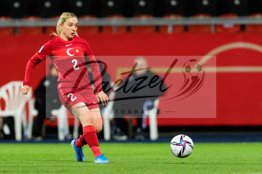 GERTUR20211126_184 | Fussball, Frauen: Berna Yeniceri (Turkey) in Aktion, am Ball, Einzelaktion bei dem Spiel der WM-Qualifikation zwischen Deutschland und Tuerkei im Eintracht-Stadion am 26.11.2021 in Braunschweig, Deutschland. - Realisiert mit Pictrs.com