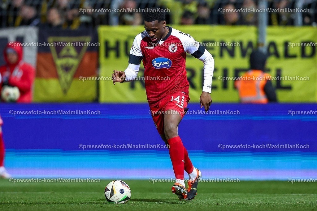 FCVK14022502126 | 14.02.2025, Fußball, FC Viktoria Köln – Alemannia Aachen, 3.Liga, Sportpark Höhenberg, Saison 2024 2025: Enrique Lofolomo (Viktoria Köln #14)DFB regulations prohibit any use of photographs as image sequences and or quasi-video.
