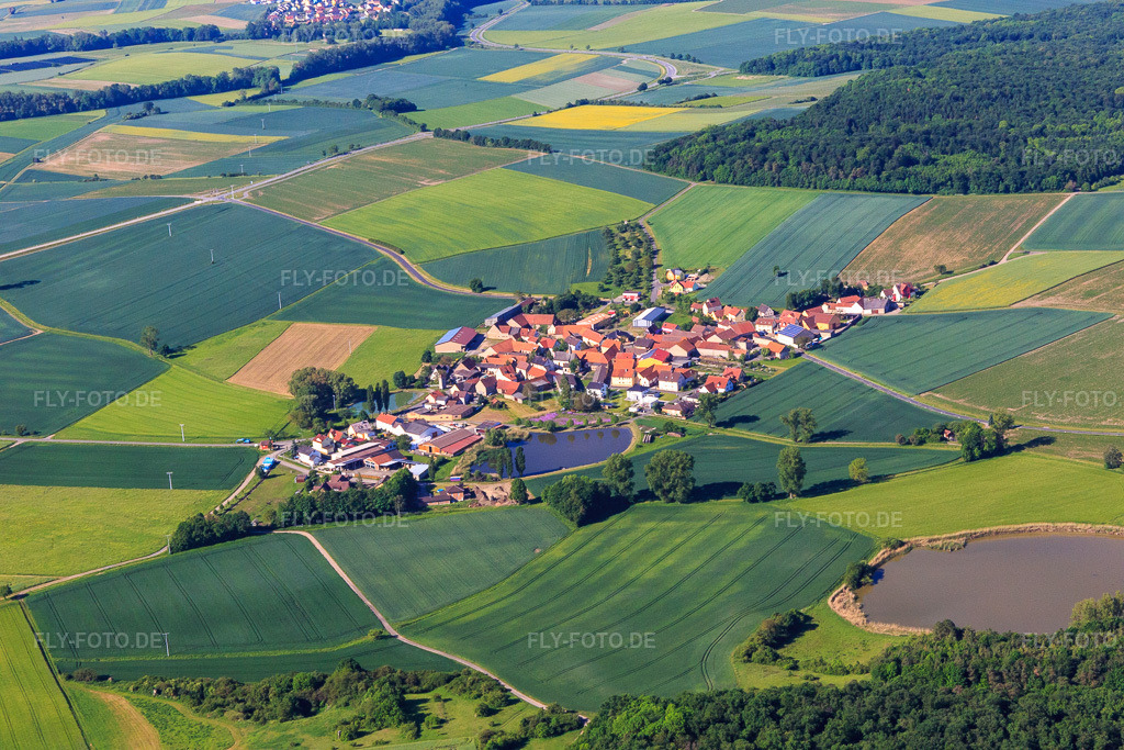 Luftbild: Dorfansicht aus Norden hinterm Herrnsee im Ortsteil Kleinrheinfeld in Donnersdorf im Bundesland Bayern in Deutschland. Foto: IMG_100524.jpg vom 28.05.2017 durch Werner Riehm/FLY-FOTO.de