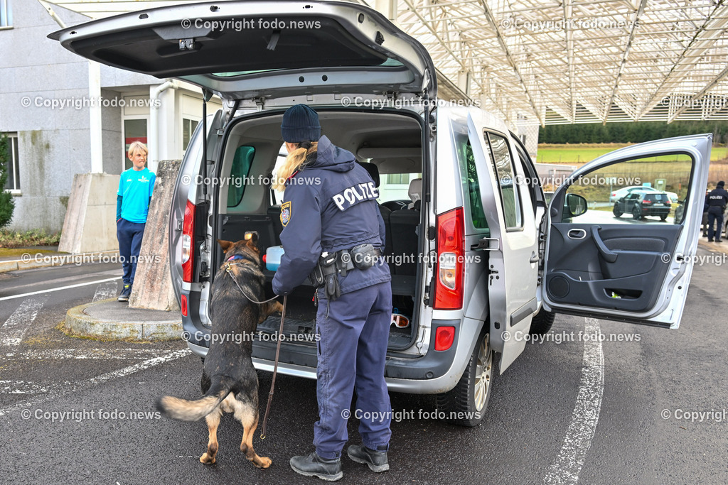 Polizei_ Kontrolle_ Grenze_ 30.12.2023-47 | 30.12.2023, Weigetschlag Grenzuebergang, AUT, Polizei, Grenzkontrolle, im Bild Polizei, Kontrolle, Grenze, Grenzkontrolle, Grenzuebergang, Oesterreich, Tschechien, Fuehrerschein, Zulassungsschein, Reisepass, Ausweis, Papiere, Sprengstoffsuchhund, Feuerwerk, Raketen, Boeller, Kracher, Zoll, Beschlagnahmung, Weigetschlag