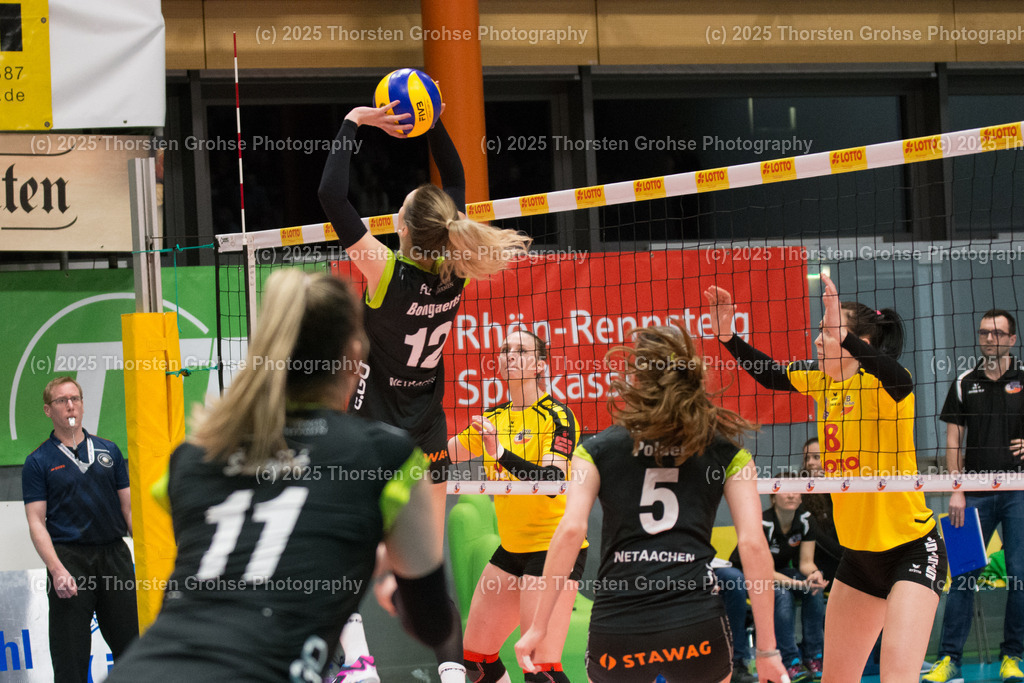 VBL VFB SUHL vs. LADIES IN BLACK AACHEN | Aachen in SCHWARZ gegen Suhl in GELB; VBL VFB SUHL vs. LADIES IN BLACK AACHEN, Volleyball-Bundesliga Frauen am 03.02.2018 in der Multihalle in Meiningen, (Deutschland) - Realisiert mit Pictrs.com