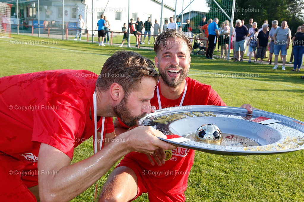 A_LUI_14062025_26 | MEISTERFEIER ASKOE OEDT 1B 2025 IM BILD: MARTIN GRASEGGER UND KAPITAEN SIMON ABRAHAM NEHMEM EINEN SCHLUCK AUS DEM MEISTERTELLER   (BEIDE ASKOEOEDT) FOTO:FOTOLUI