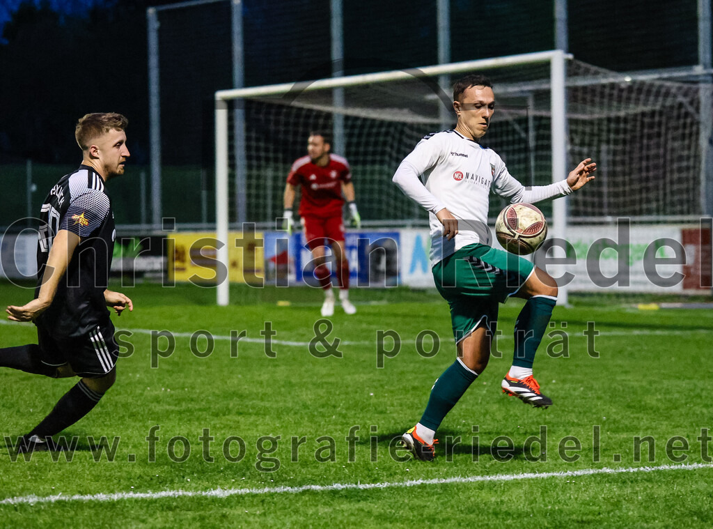 2024-04-05_080_FC_Schwaig_gegen_SV_Pullach | Oberding, Deutschland, 05.04.2024:
Fußball, Landesliga Südost 2023 / 2024, 28. Spieltag, FC Schwaig gegen SV Pullach, Endergebnis: 2:0

Linus Radau (SV Pullach, #20), Maximilian Hellinger (FC Schwaig, #23)

Foto: Christian Riedel / fotografie-riedel.net