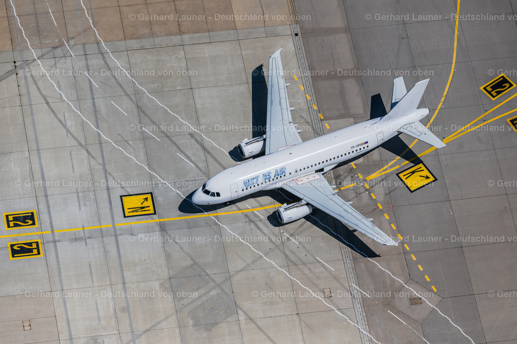 4046591 | LEINFELDEN-ECHTERDINGEN 19.07.2021 Passagierflugzeug Airbus A319 der rumänischen Fluggesellschaft " Just US Air " mit der Kennung YR-URS auf der Startposition auf dem Flughafen Stuttgart in Leinfelden-Echterdingen im Bundesland Baden-Württemberg, Deutschland. Weiterführende Informationen bei: Flughafen Stuttgart GmbH. // Passenger aircraft Airbus A319 of the romanian airline" Just US Air " with the registration YR-URS on the take-off position at Stuttgart Airport in Leinfelden-Echterdingen in the state Baden-Wuerttemberg, Germany. Further information at: Flughafen Stuttgart GmbH. Foto: Gerhard Launer