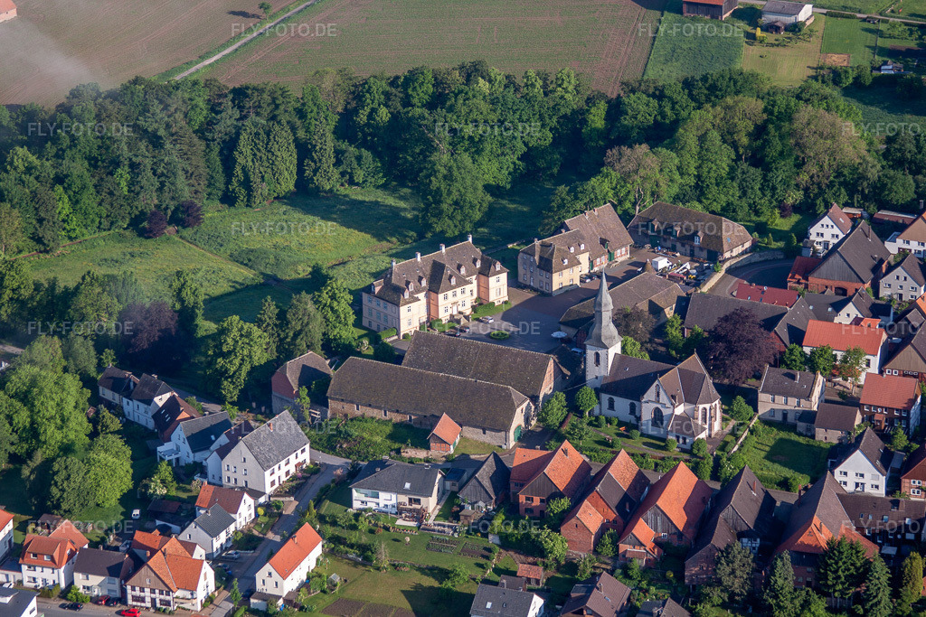 Luftbild: St. Kilian-Kirche im Ortsteil Vörden in Marienmünster im Bundesland Nordrhein-Westfalen in Deutschland. Foto: IMG_65176.jpg vom 24.05.2014 durch Werner Riehm/FLY-FOTO.de