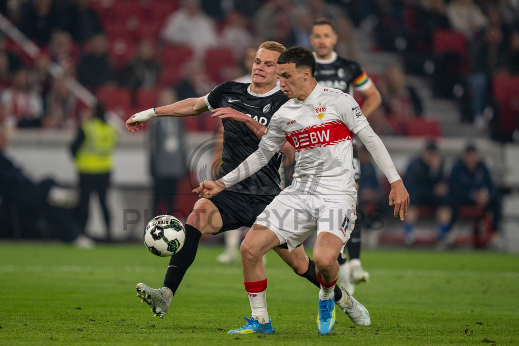 VfB Stuttgart vs. SC Freiburg, Fussball, DFB-Pokal, Halbfinale, 23.04.2026 | Zweikampf zwischen Bilal El Khannouss (VfB Stuttgart, #11) und Philipp Lienhart (SC Freiburg, #03),VfB Stuttgart vs. SC Freiburg, Fussball, DFB-Pokal, Halbfinale, 23.04.2026DFB regulations prohibit any use of photographs as image sequences and/or quasi-video