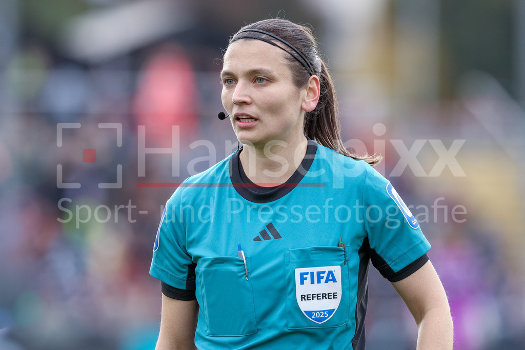 Fussball, Google Pixel Frauen-Bundesliga, Eintracht Frankfurt - SV Werder Bremen | FIFA Schiedsrichterin Angelika Söder, Portrait, Nahaufnahme, Einzelfoto, Einzelbild, DIE DFB-RICHTLINIEN UNTERSAGEN JEGLICHE NUTZUNG VON FOTOS ALS SEQUENZBILDER UND/ODER VIDEOÄHNLICHE FOTOSTRECKEN. DFB REGULATIONS PROHIBIT ANY USE OF PHOTOGRAPHS AS IMAGE SEQUENCES AND/OR QUASI-VIDEO.