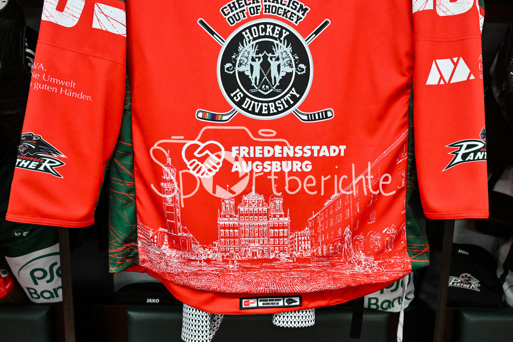 Augsburger Panther - Grizzlys Wolfsburg | Die Augsburger Panther spielen heute in Sondertrikots - Hockey is Diversitiy / Symbolbild / DEL: Augsburger Panther - Grizzlys Wolfsburg; Curt Frenzel Stadion am 10.10.2025