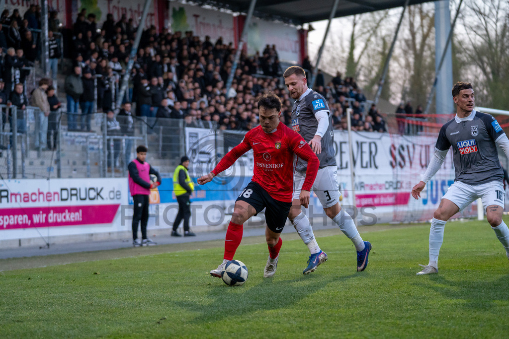 SG Sonnenhof Grossaspach vs. SSV Ulm 1846 Fussball, Fussball, WFV-Pokal, Viertelfinale, 01.04.2026 | Niklas Pollex (SG Sonnenhof Grossaspach, #18) im Zweikampf mit Niko Vukancic (SSV Ulm 1846 Fussball, #03) und Luca Bazzoli (SSV Ulm 1846 Fussball, #18),SG Sonnenhof Grossaspach vs. SSV Ulm 1846 Fussball, Fussball, WFV-Pokal, Viertelfinale, 01.04.2026