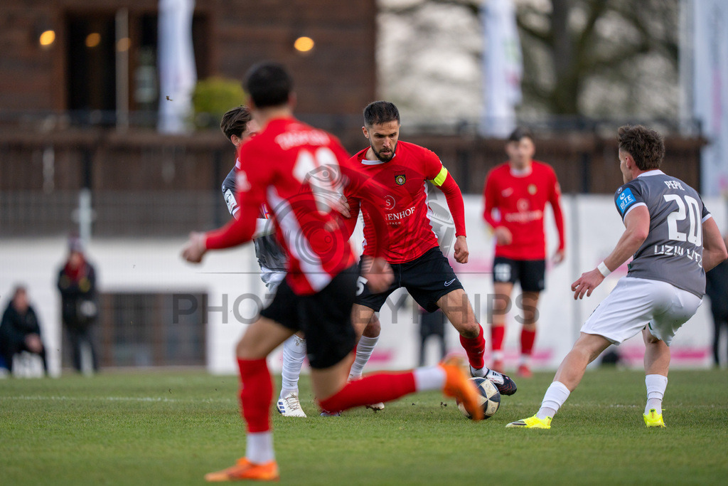 SG Sonnenhof Grossaspach vs. SSV Ulm 1846 Fussball, Fussball, WFV-Pokal, Viertelfinale, 01.04.2026 | Zweikampf zwischen Volkan Celiktas (SG Sonnenhof Grossaspach, #05) und Max Brandt (SSV Ulm 1846 Fussball, #23),SG Sonnenhof Grossaspach vs. SSV Ulm 1846 Fussball, Fussball, WFV-Pokal, Viertelfinale, 01.04.2026