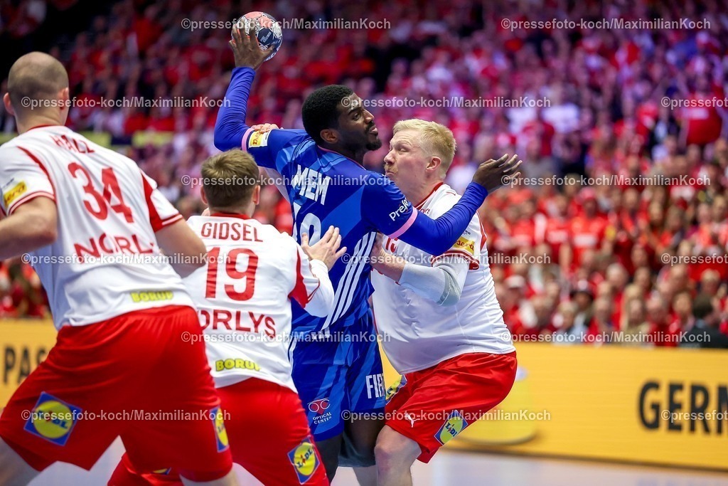 EHF22012603099 | 22.01.2026, Handball, Men's EHF EURO 2026, Frankreich - Dänemark, Jyske Bank Boxen in Herning, Dänemark, Main Round:  Dika Mem (France #10) im Zweikampf gegen   Mathias Gidsel (Denmark #19)  Magnus Saugstrup Jensen (Denmark #15) 