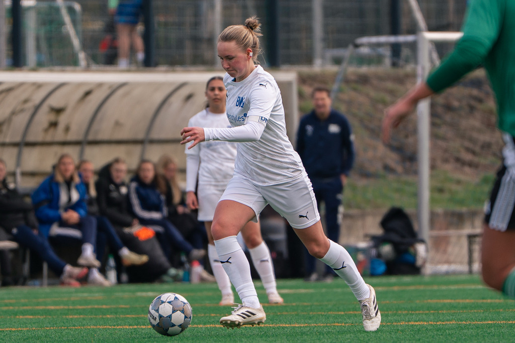 Fußball I Frauen I Saison 2025-2026 I Landesliga Weser-Ems I 13. Spieltag I BW Lohne - SV Olympia Uelsen I 9297 | jns.sportfotos - Realisiert mit Pictrs.com