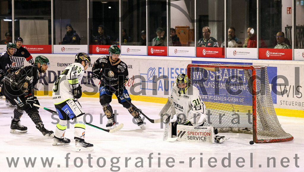 2024-02-23_083_TSV_Erding_gegen_ERSC_Amberg | Erding, Deutschland, 23.02.2024:
Eishockey, Bayernliga Playoffs 2023 / 2024, 3. Spieltag, TSV Erding gegen ERSC Amberg, Endergebnis: 2:3 n. V.

Kevin Schmitt (ERSC Amberg, #19), Leon Abstreiter (Erding Gladiators, #72), Torwart Timon Bätge (ERSC Amberg, #31)

Foto: Christian Riedel / fotografie-riedel.net