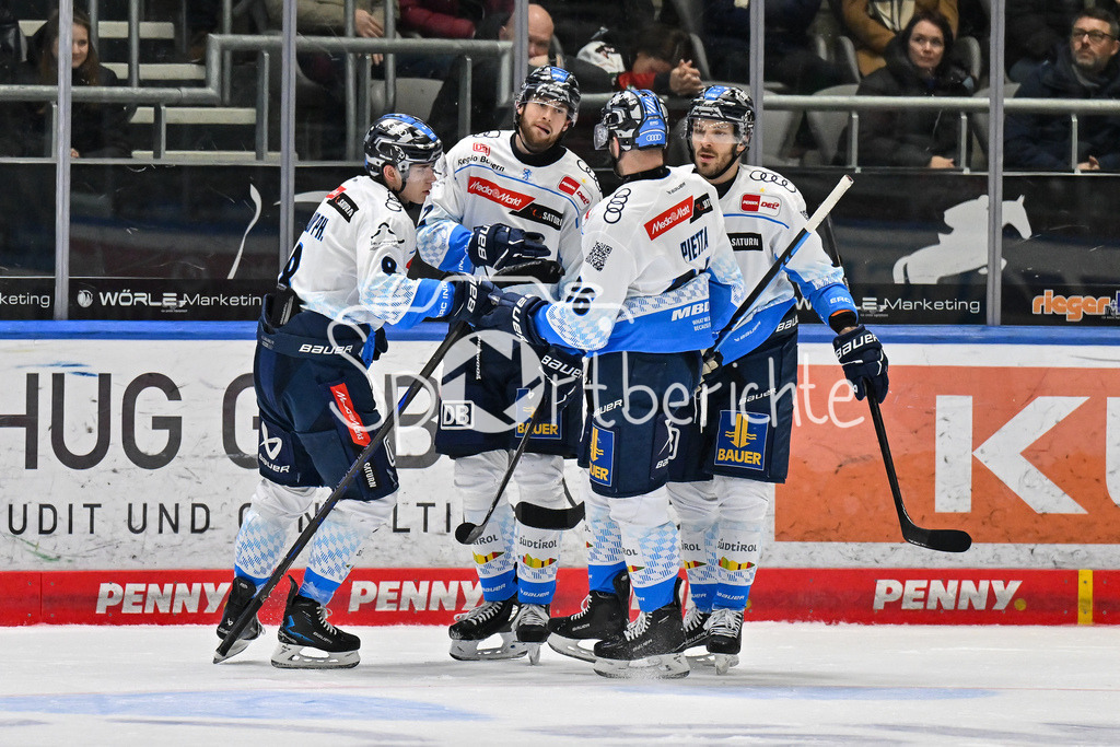 Augsburger Panther - ERC Ingolstadt | Jubel der Gaeste nach dem Treffer zum 2-5 druch Philipp KRAUSS (ERC Ingolstadt #8) /  Freude / Happy / Tor / Torschuetze / DEL: Augsburger Panther - ERC Ingolstadt, Curt Frenzel Stadion am 26.01.2025