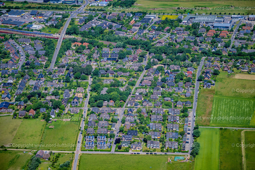 Sylt_Tinnum_ELS_0228210625 | SYLT 21.06.2025 Ortsansicht und Orts- Zentrum an der Meeres- Küste der Nordsee auf der Insel Sylt in Tinnum im Bundesland Schleswig-Holstein, Deutschland. // Center on the seacoast of North Sea on Sylt Island in Tinnum in the state Schleswig-Holstein, Germany. Foto: Martin Elsen