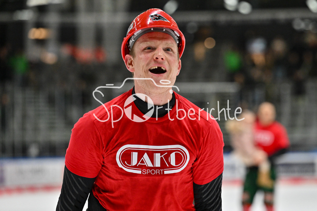 Augsburger Panther - Straubing Tigers | Die Panther feiern zusammen mit den Fans den Heimsieg gegen Straubing / DEL: Augsburger Panther - Straubing Tigers, Curt Frenzel Stadion am 29.11.2024 / Alexander OBLINGER (Augsburger Panther #50)