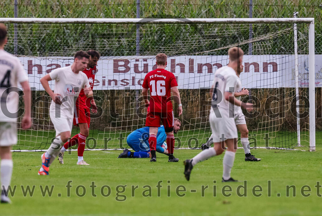 2023-08-04_065_SV_Walpertskirchen_gegen_FC_Finsing | Walpertskirchen, Deutschland, 04.08.2023:
Fußball, Kreisliga 2023 / 2024, 2. Spieltag, SV Walpertskirchen gegen FC Finsing, Endergebnis: 3:3

Dominik Keuter (FC Finsing, #18), Torwart Daniel Schröder (FC Finsing, #1), Dominik Bluhme (FC Finsing, #16)

Foto: Christian Riedel / fotografie-riedel.net