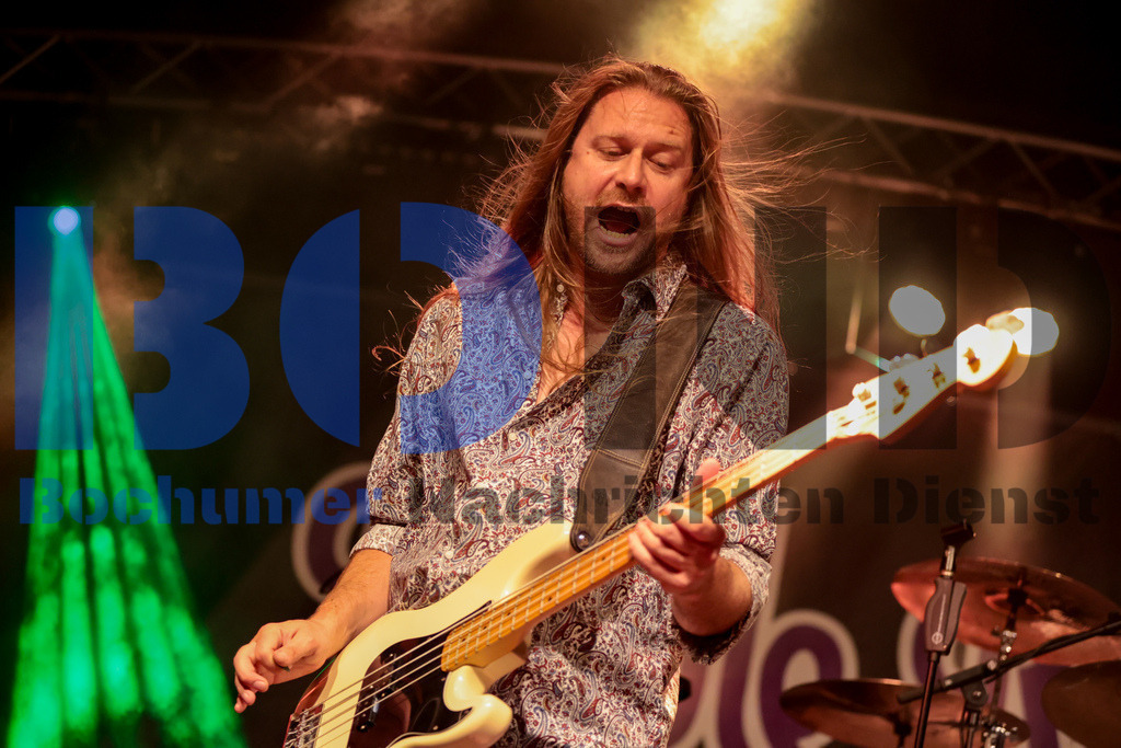 Purple Rising  {date} -  | {headline}(Foto: Sebastian Sendlak / BOND) - Realisiert mit Pictrs.com