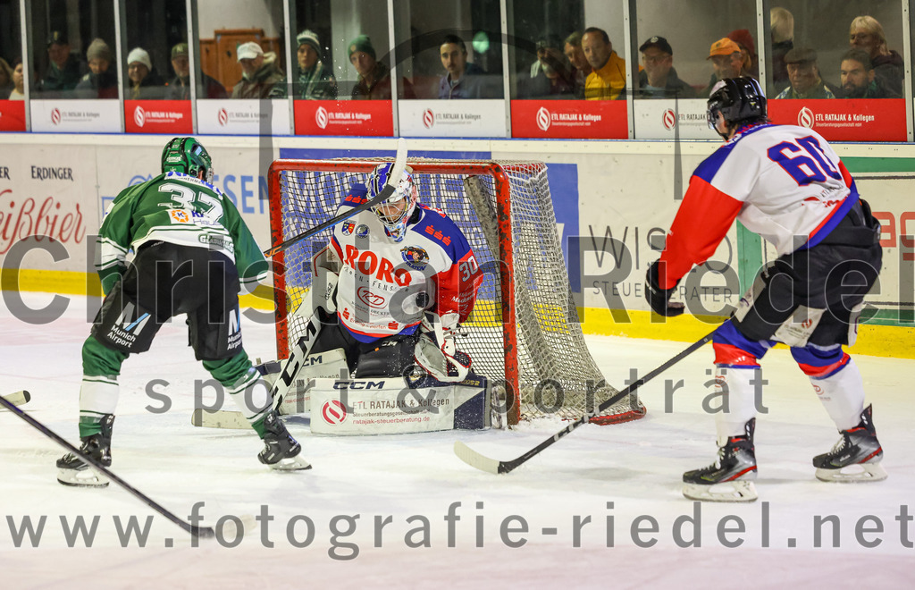 2023-11-03_122_TSV_Erding_gegen_ESC_Dorfen | Erding, Deutschland, 03.11.2023:
Eishockey, Bayernliga Vorrunde 2023 / 2024, 6. Spieltag, TSV Erding gegen ESC Dorfen, Endergebnis: 11:3

Thomas Matheson (Erding Gladiators, #37), Torwart Andreas Marek (ESC Dorfen, #30), Alexander Spielvogel (ESC Dorfen, #60)

Foto: Christian Riedel / fotografie-riedel.net