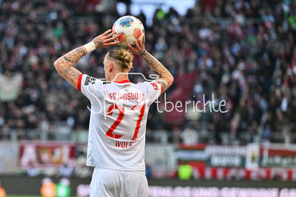 FC Augsburg - 1. FC Heidenheim | AUGSBURG, GERMANY - 15. FEBRUARY: am Ball bei einem Einwurf Marius WOLF (FC Augsburg 27) / Einzelfoto / Freisteller während dem Bundesligamatch zwischen dem FC Augsburg und dem 1. FC Heidenheim am 22. Spieltag in der WWK-Arena / DFL REGULATIONS PROHIBIT ANY USE OF PHOTOGRAPHS AS IMAGE SEQUENCES AND/OR QUASI-VIDEO
