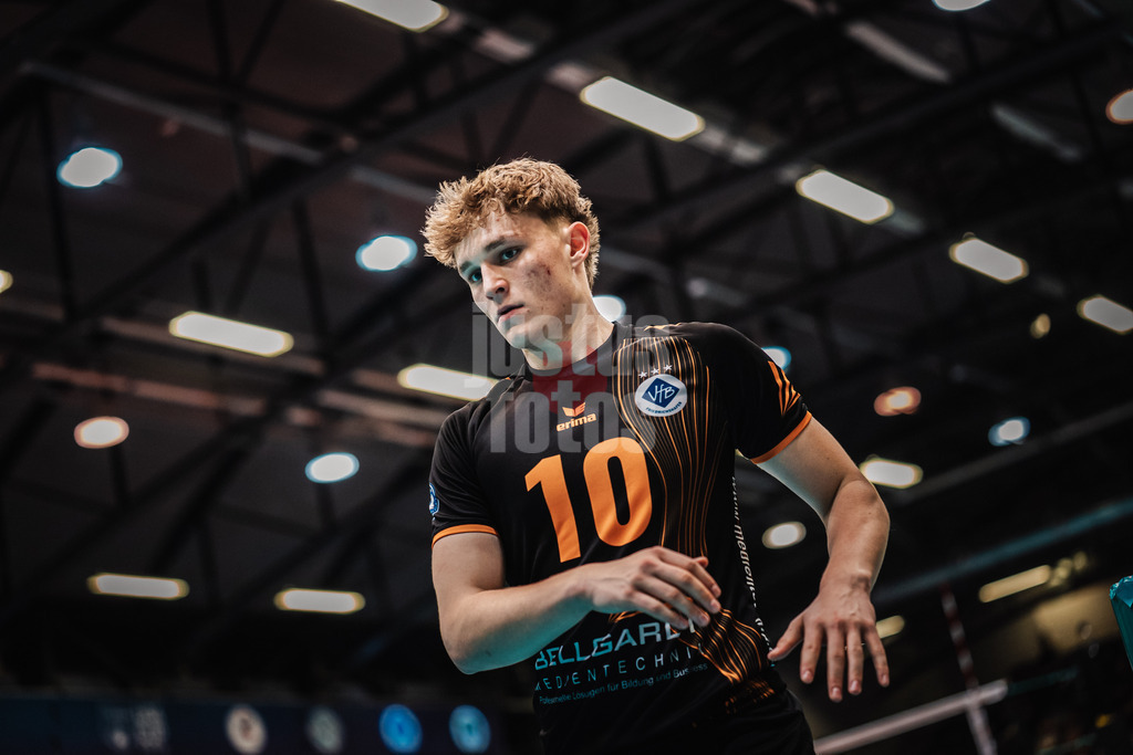 Volleyball | Herren | Saison 2025/2026 | Volleyball Ligacup | VfB Friedrichshafen vs. WWK Volleys Herrsching | 12.10.2024 | Lucas Huckle (#10, VfB Friedrichshafen)
