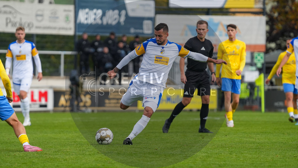 Fußball, Herren, Saison 2025/2026, Regionalliga Nordost, 11. Spieltag, FSV 63 Luckenwalde vs. FC Carl-Zeiss Jena, Samstag 05.10.2025, Werner-Seelenbinder-Stadion Luckenwalde, | Fußball, Herren, Saison 2025/2026, Regionalliga Nordost, 11. Spieltag, FSV 63 Luckenwalde vs. FC Carl-Zeiss Jena, Samstag 05.10.2025, Werner-Seelenbinder-Stadion Luckenwalde, Im Bild: Justin Schau (Jena) - Realisiert mit Pictrs.com