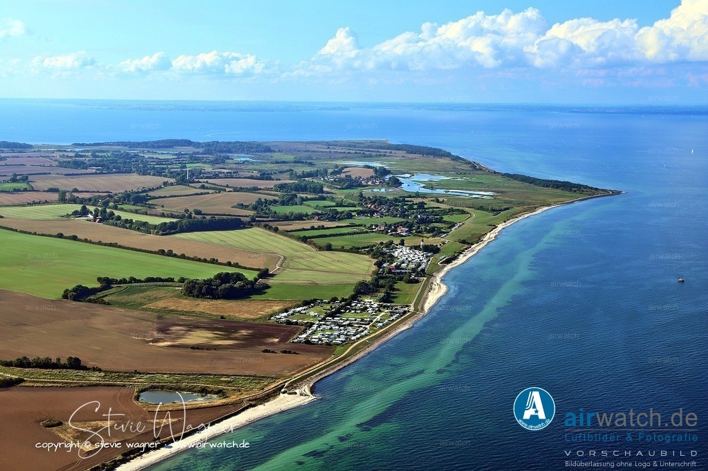 Luftbilder Campingplatz Seehof - ein kleiner, familiärer Campingplatz direkt an der freien Ostsee | Der Campingplatz Seehof ist ein kleiner, familiärer Campingplatz direkt an der freien Ostsee in Pommerby, Schleswig-Holstein, gelegen unter dem Falshöfter Leuchtturm. Der Platz bietet 150 Stellplätze auf 3 Hektar Wiesengelände, davon 40 für Touristen, und ist von 1. April bis 31. Oktober geöffnet. Vor Ort sind ein Kiosk, Sanitäranlagen, WLAN, Hundewiese und Ferienwohnungen mit Meerblick verfügbar.