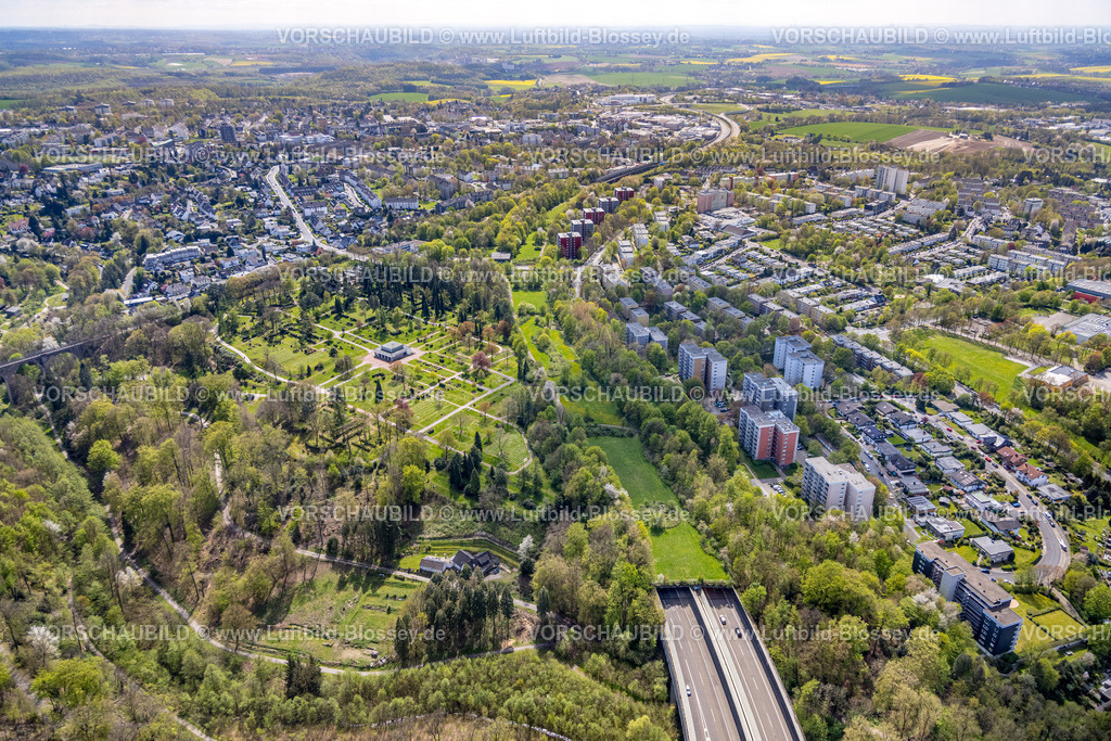 Velbert230407470 | Luftbild, Grünbepflanzung auf Tunneldach der Autobahn A44 nahe Velbert-Nord, Waldfriedhof, Hochhaussiedlung Von-Humboldt-Straße, Velbert, Ruhrgebiet, Nordrhein-Westfalen, Deutschland