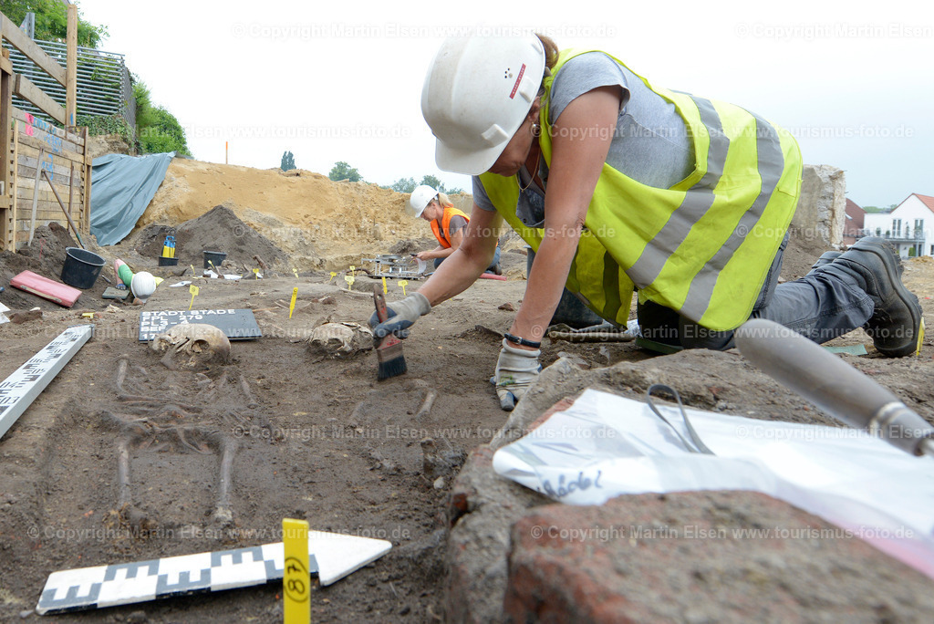 Stade Archäologe Hertie Abriss__ELS7429 | Stade - Aufnahmedatum: 17.06.2016, Aufnahmehöhe:  m, Koordinaten:  - , Bildgröße: 4023 x  2686 Pixel - Copyright 2016 by Martin Elsen, Kontakt: Tel.: +49 157 74581206, E-Mail: info@schoenes-foto.deSchlagwörter:Archäologie Hertie Abriss 2016 - Realisiert mit Pictrs.com