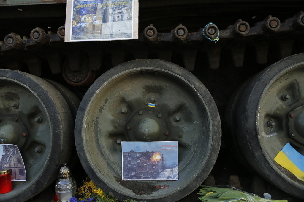 Deutschland: Panzerwrack aus der Ukraine vor der russischen Botschaft in Berlin | Deutschland, Berlin, 26.02.2023. Ein Panzerwrack steht seit dem Jahrestag des russischen Angriffs auf die Ukraine vor der russischen Botschaft in Berlin-Mitte. Der zerstörte Panzer vom Typ T-72 vor dem Gebäude Unter den Linden als Mahnmal gegen den Krieg stehen.