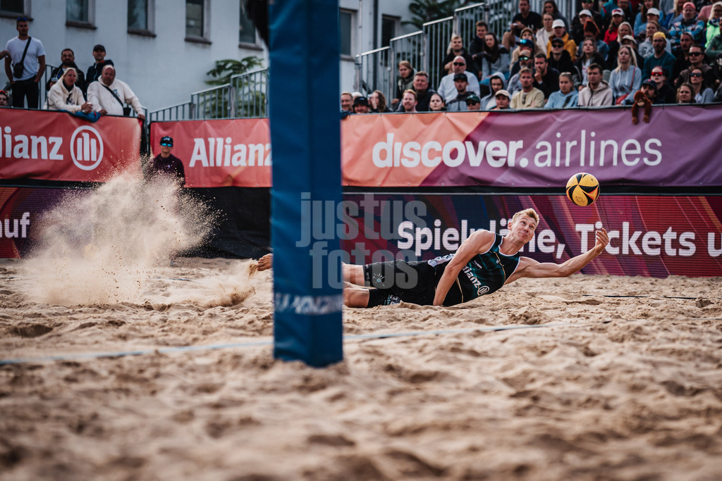 Beachvolleyball | Männer | Allianz German Beach Tour 2025 | Tourstop Berlin | 24.08.2025 | Jonas Reinhardt springt zum Ball