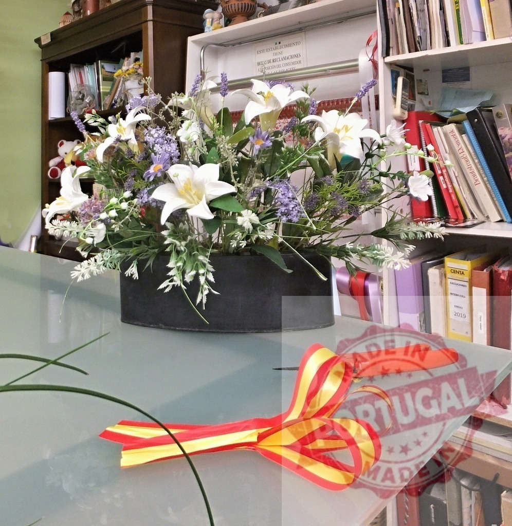 Lilies and lavender flower arrangement with Senyera ribbon | Flower arrangement displaying white lilies, lavender, and a red and yellow Senyera ribbon - Realisiert mit Pictrs.com