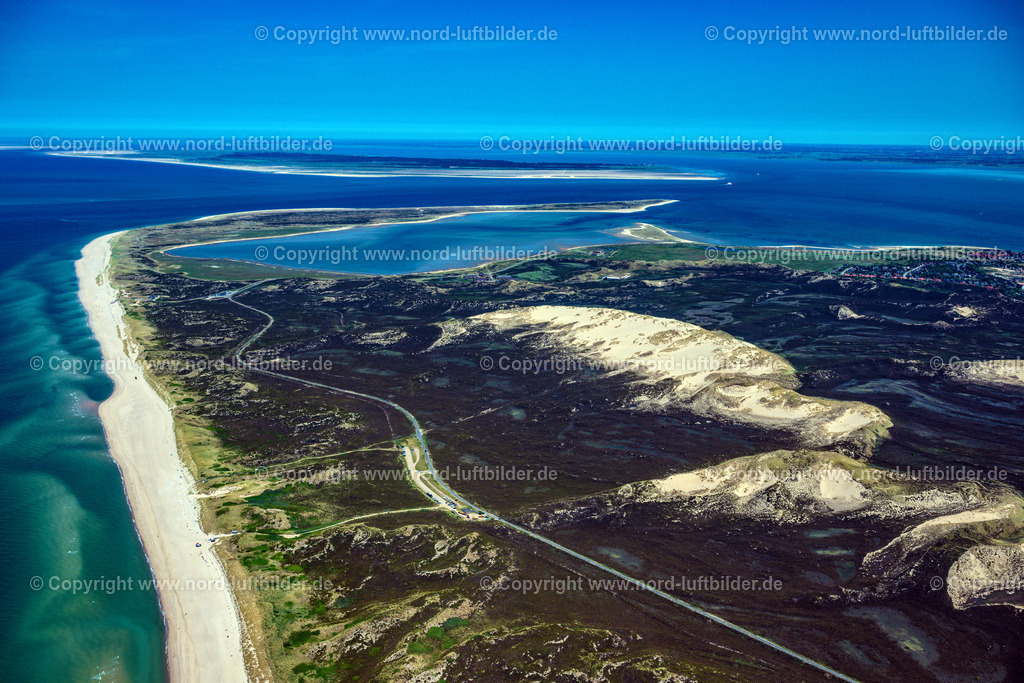 Sylt_List_Wanderdünen_ELS_5708210625 | LIST 13.06.2025 Aufschüttungen einer Sand- Dünen- und Wanderdünen- Landschaft in List auf der Insel Sylt im Bundesland Schleswig-Holstein, Deutschland. // Sand, dune and shifting dune landscape in List at the island Sylt in the state Schleswig-Holstein, Germany. Foto: Martin Elsen