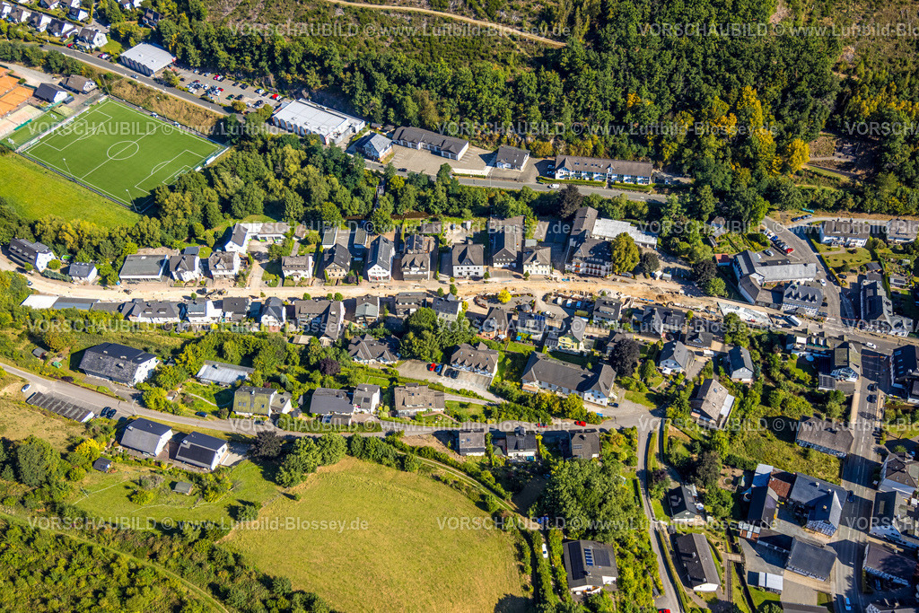 Kirchhundem250811566 | Luftbild, Hundemstraße Straßenbauarbeiten mit Sperrung, Fußballstadion Sportplatz FC Kirchhundem 1946 und Tennisanlage TC Rot-Weiss Kirchhundem, Wohngebiet, Kirchhundem, Sauerland, Nordrhein-Westfalen, Deutschland