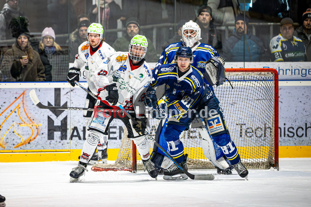 EHC Waldkraiburg LÖWEN gegen Peißenberg MINERS | Eishockey Bayernliga 2025/26 Pre-Playoff Spiel 3, EHC Waldkraiburg LÖWEN gegen Peißenberg MINERS, 20260203,Zweikampf,2026-02-03 in Waldkraiburg (Raiffeisen Arena), Jonas LAUTENBACHER (MINERS 12), Michael CEJKA (EHC Waldkraiburg 81)Copyright: WolfgangxLindner www.foto-lindner.de