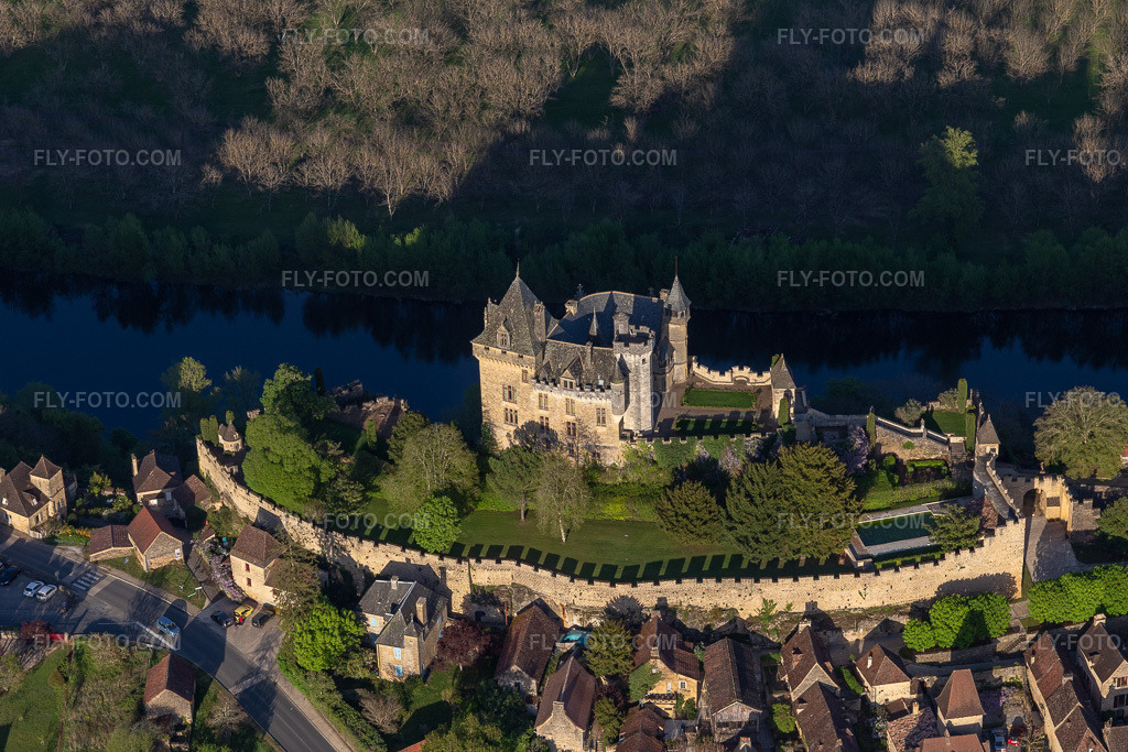 Aerial view: Montfort in Vitrac in the state Dordogne, France. – Photo: IMG_113605.jpg taken on 04/16/2019 by Werner Riehm/FLY-FOTO.com – Resolution of the original: 5472 x 3648 px