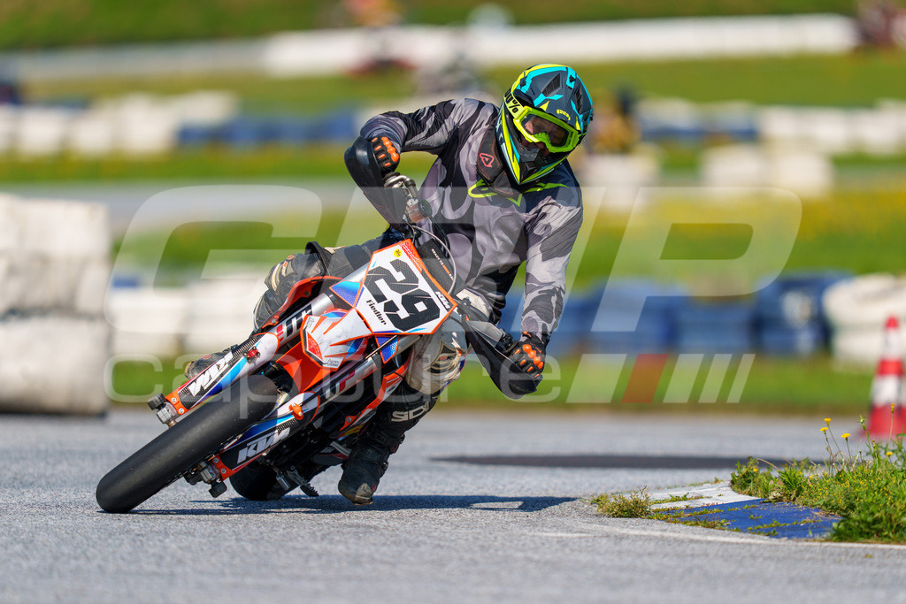 SuperMoto_Staatsmeisterschaft_Greinbach_195 | GRIPcapture steht für authentische Sportfotografie in Österreich – für Momente, die mehr sind als Geschwindigkeit oder Ergebnis. Es geht um Emotion, Spannung, Fokus und den Augenblick, der oft nur einen Wimpernschlag dauert.Ob Motorsport, Teamsport oder 