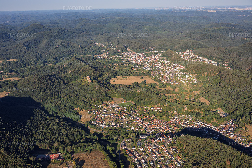 Luftbild: Ortsansicht von Nordosten in Erfweiler im Bundesland Rheinland-Pfalz in Deutschland. – Foto: IMG_158698.jpg vom 14.08.2026 durch Werner Riehm/FLY-FOTO.de – Auflösung des Originals: 6000 x 4000 px
