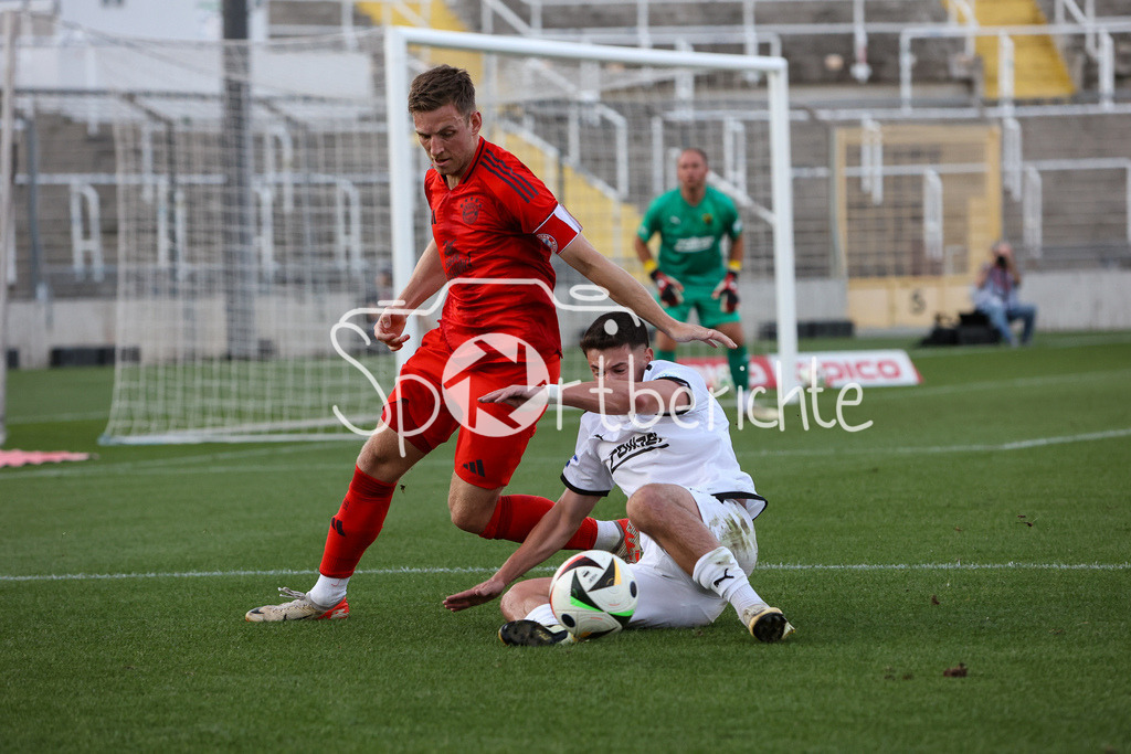 FC Bayern Amateure - DjK Vilzing | im Duell Timo KERN (FC Bayern München II #10) und Martin TIEFENBRUNNER (DJK Vilzing #40) / Zweikampf / Regionalliga Bayern: FC Bayern München II - DjK Vilzing, Grünwalder Stadion am 30.08.2024